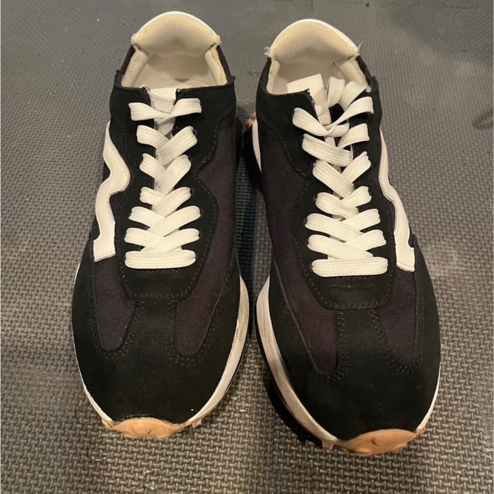 Classic Black and white womans Sneakers STEVE MADDEN